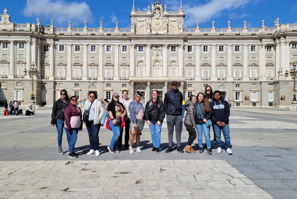 El Palacio Real Dr. Love and students UNCP