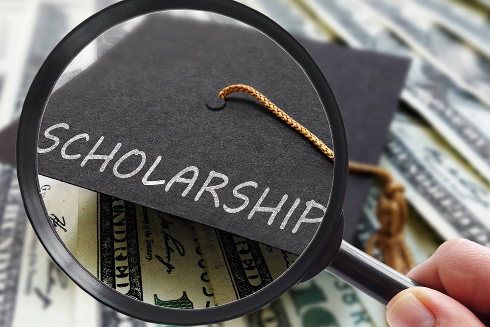 Note with the word Scholarship on it