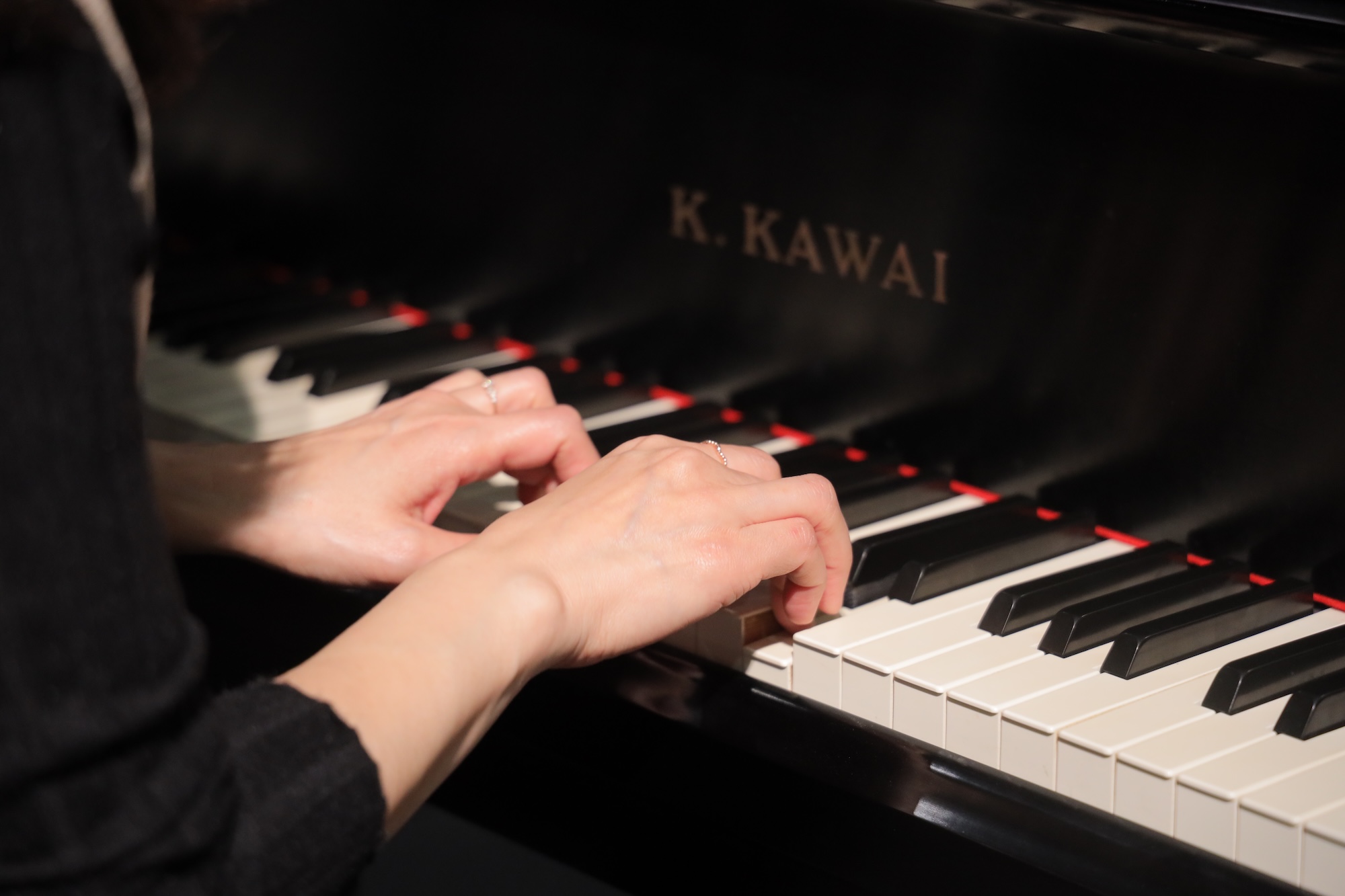 hands on piano